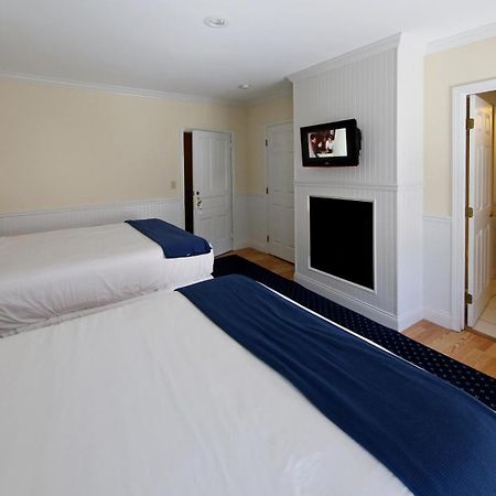 Colonial Inn ハーバー・スプリングス 部屋 写真