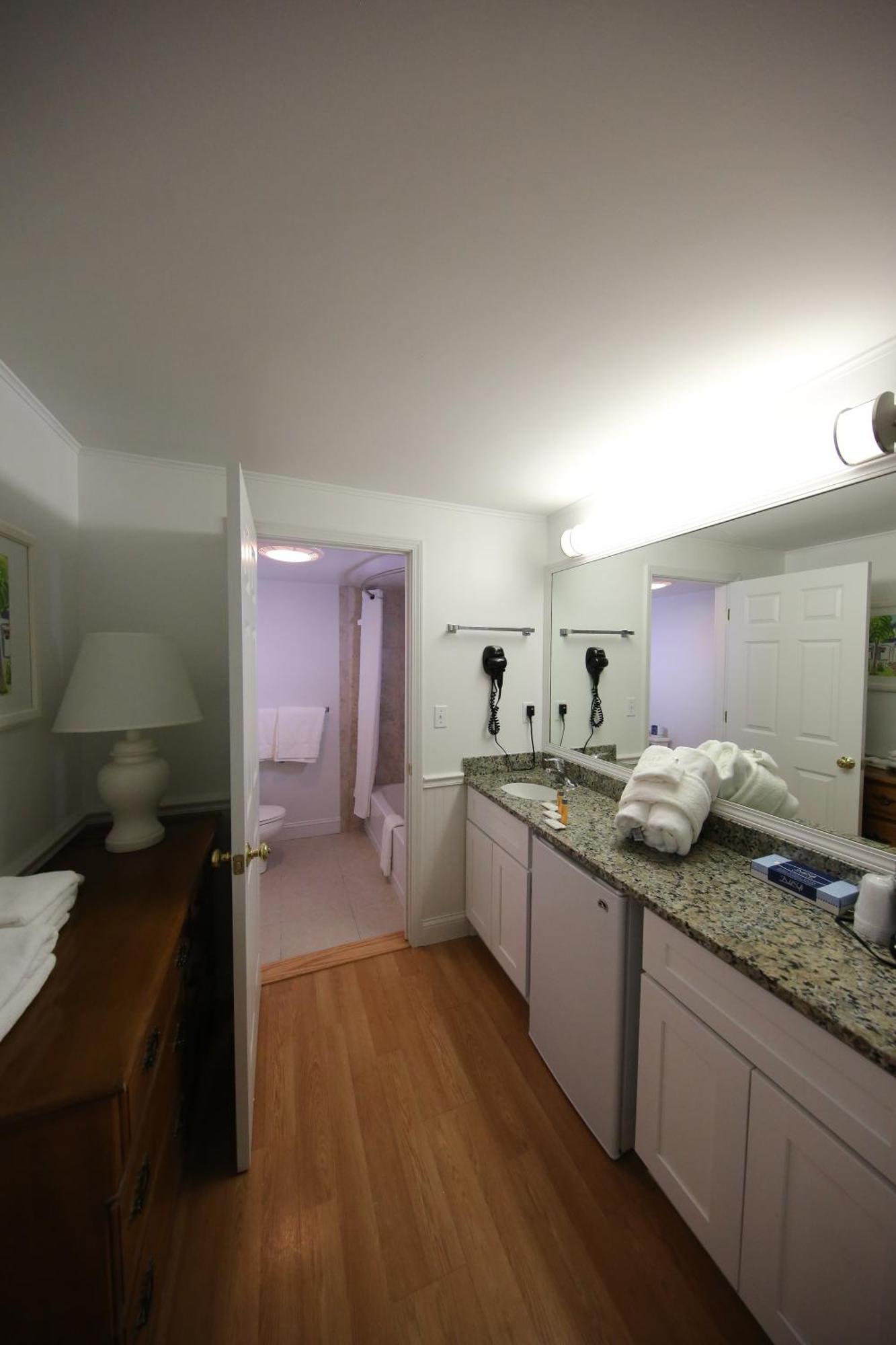 Colonial Inn ハーバー・スプリングス 部屋 写真