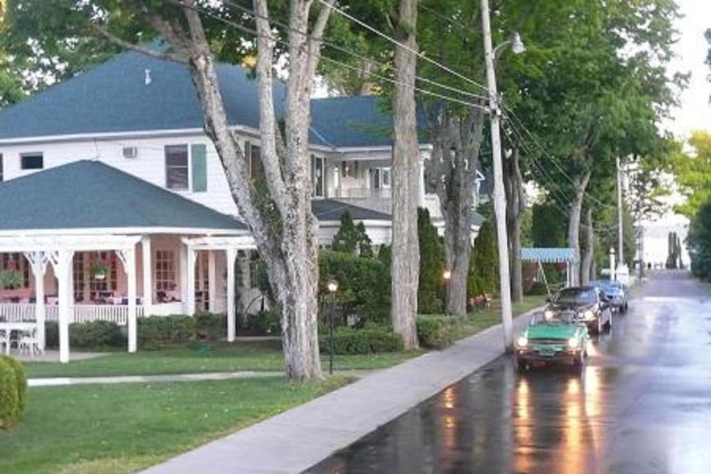 Colonial Inn ハーバー・スプリングス エクステリア 写真