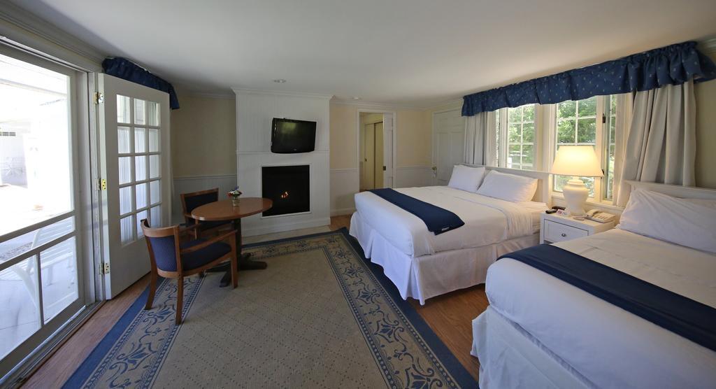 Colonial Inn ハーバー・スプリングス 部屋 写真