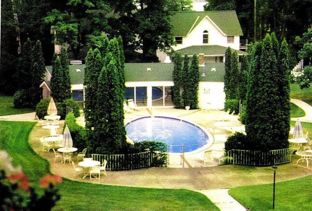 Colonial Inn ハーバー・スプリングス エクステリア 写真