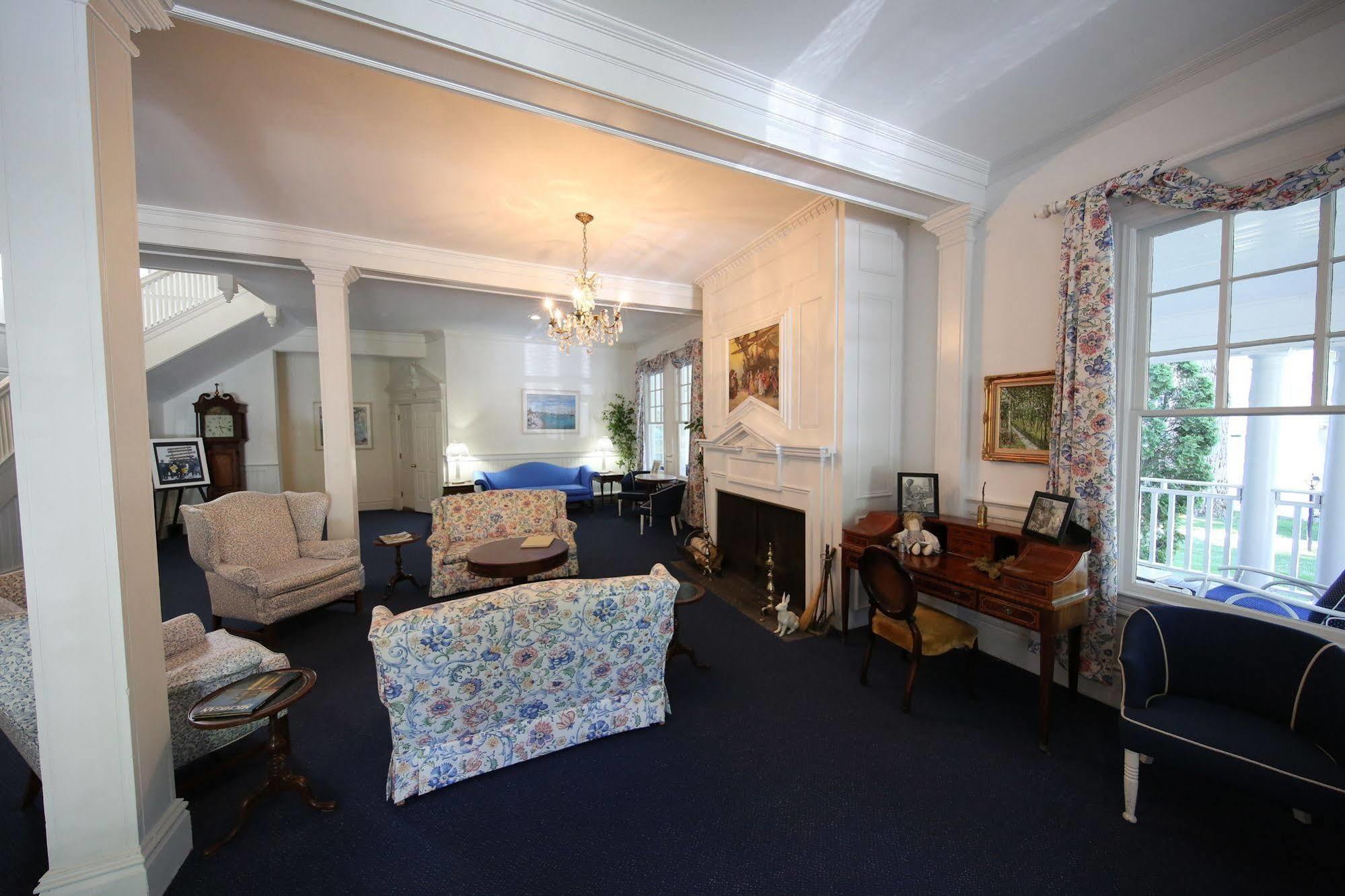 Colonial Inn ハーバー・スプリングス エクステリア 写真